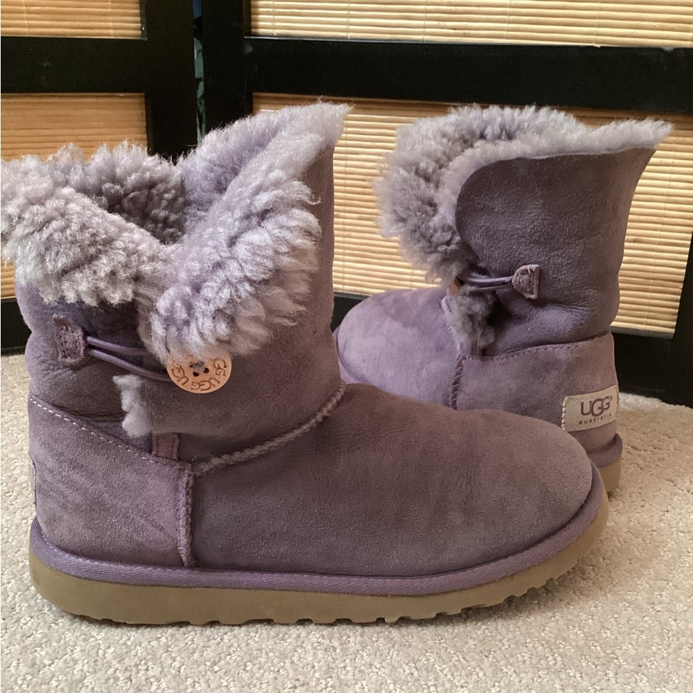 💜 UGG purple boots Sz 5 Bailey Button EUC sheepskin UGGs short boot